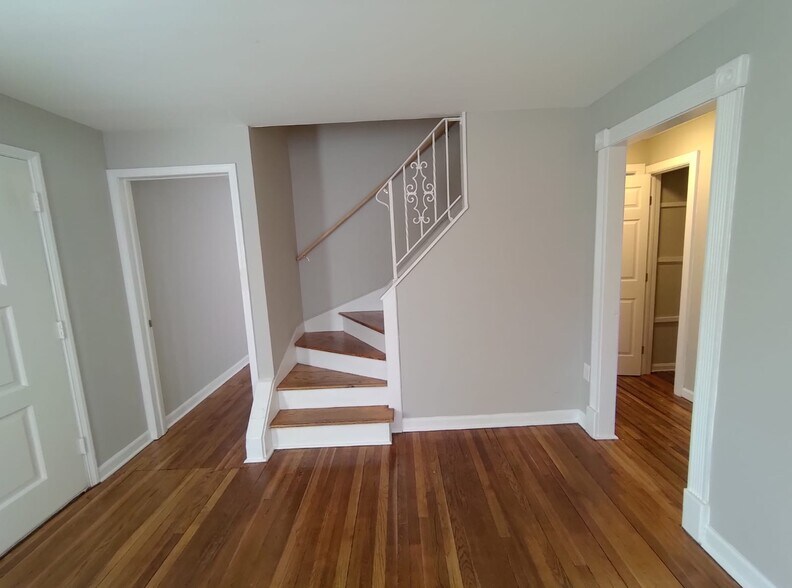 Building Photo - 134 W Side Dr