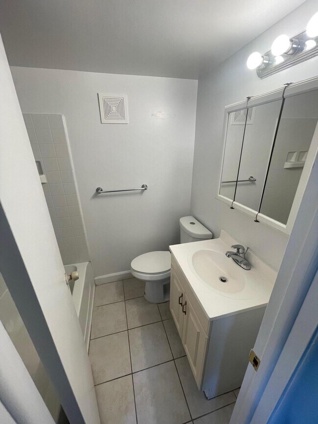 Building Photo - 1500 Crescent Cir