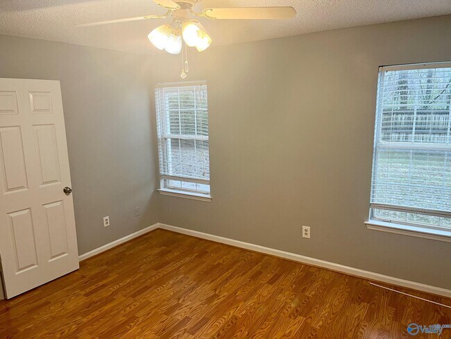 Building Photo - 2524 Autumn Ridge Dr SW