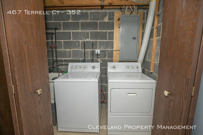Building Photo - 2 Bedroom Richmond Hts Condo