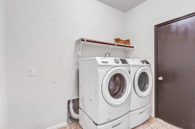 Building Photo - 16942 Lake Willowby Ln