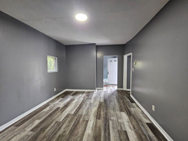 Building Photo - Spacious 5 bedroom 1.5 bathrooms for rent in Hays!