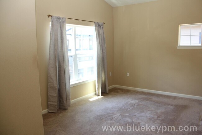 Building Photo - 2 Bed, 2.5 Bath Townhome at Woodhaven Crossing in Sherwood