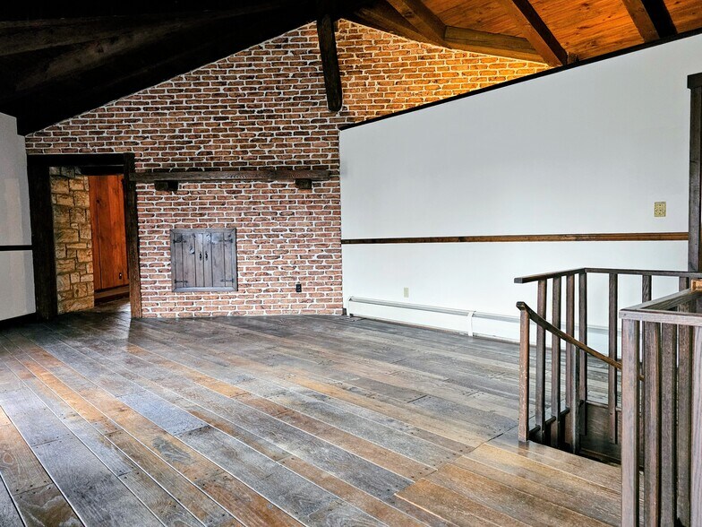 Building Photo - 135 Fraelich Rd