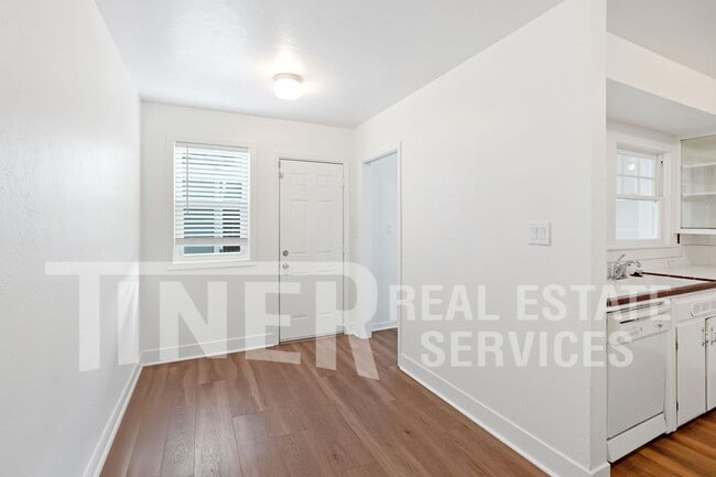 Building Photo - 143 Earl Ave