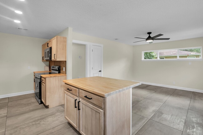 Building Photo - 28 Gerald Dr