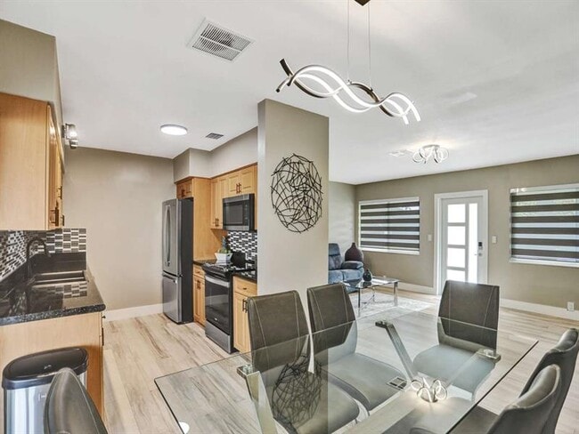 Building Photo - 491 SE 23rd Ave