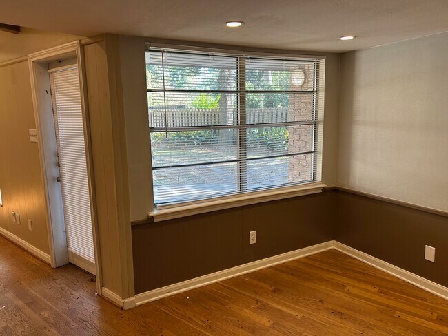 Building Photo - 1702 Maux Dr