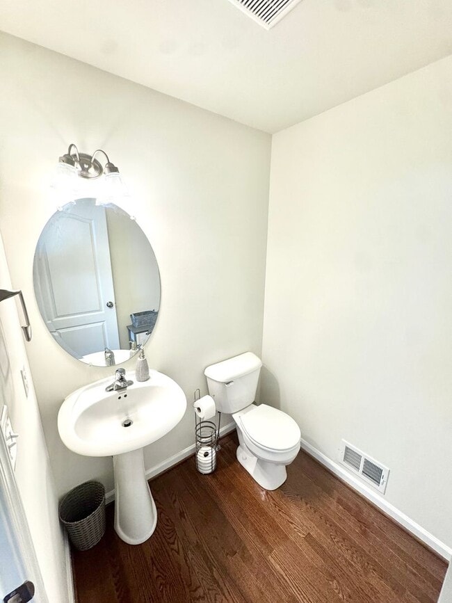 Building Photo - THREE BEDROOM TOWNHOME- PARKLAND SCHOOLS!