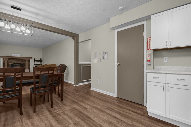 Building Photo - 6590 Bennell Dr