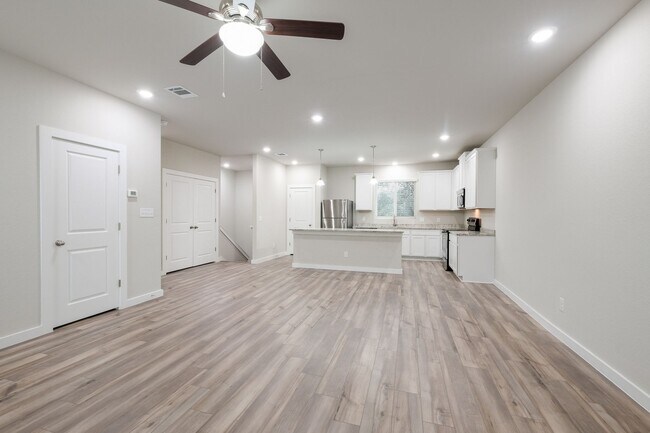 Building Photo - Luxurious 3/3.5 in The Preserve at the Dominion