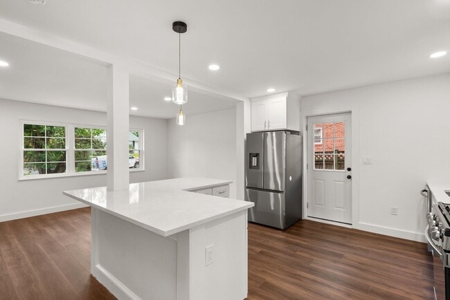 Building Photo - 3 Bed 3 Bath - Silver Spring Split Level -...