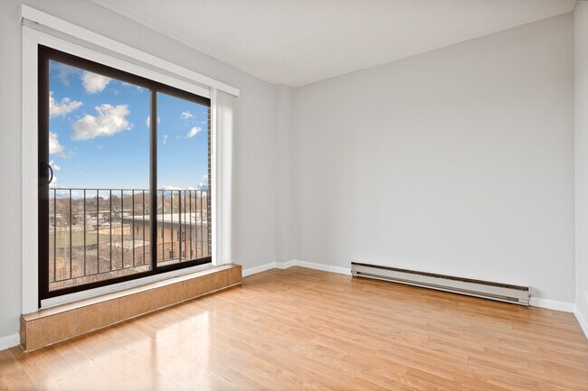 Building Photo - 4520 N Clarendon Ave