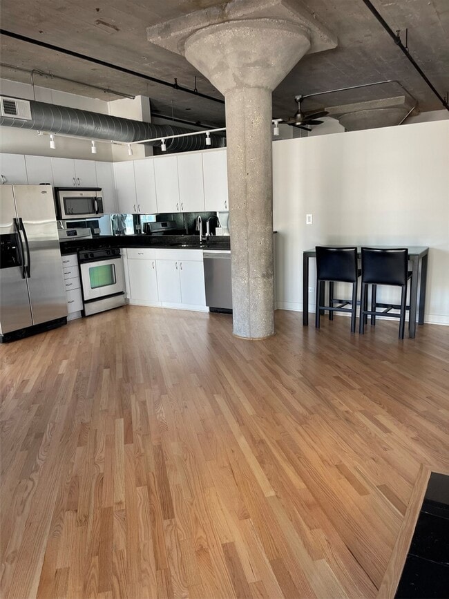 Building Photo - 411 W Ontario St