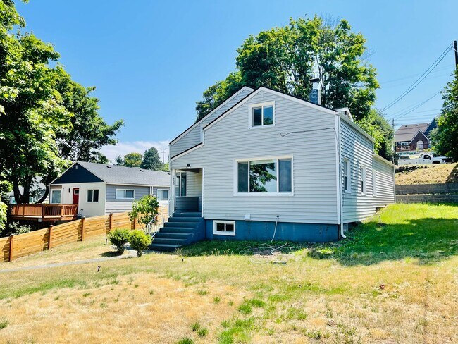 Building Photo - Renovated 4 bedroom 2 bath Home with Plenty of Space!