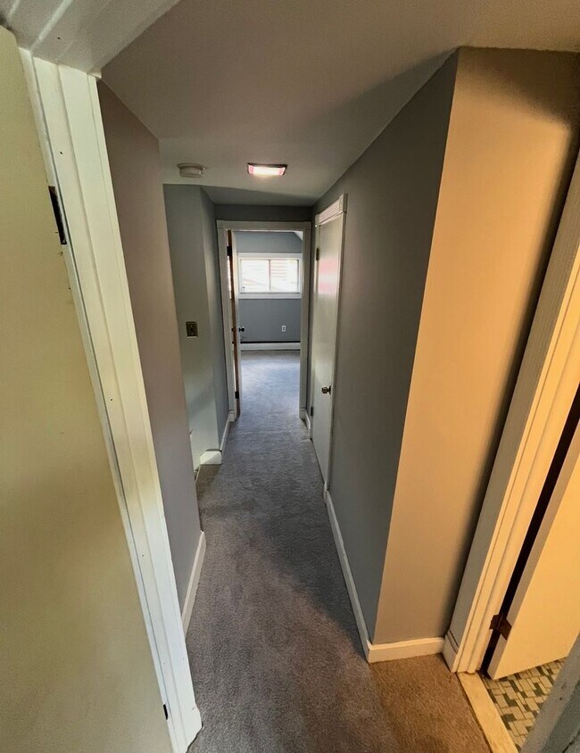 Building Photo - 4 bedroom 2 bath home in the Crabtree section of Levittown. Available for move in now
