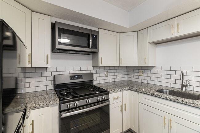 Building Photo - 916 Highview St