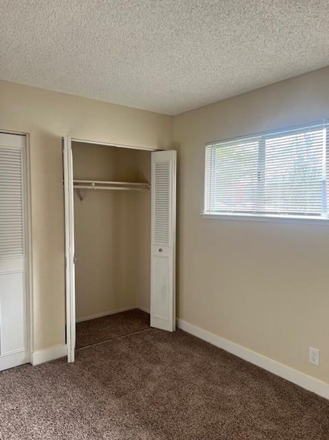 Building Photo - REMODELED 2 BED UNIT W/ GARAGE! $500 OFF FIRST MONTH'S RENT!!