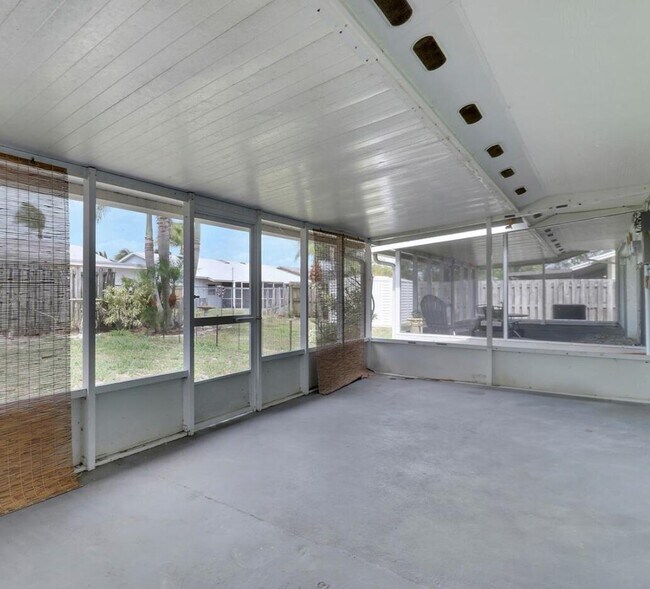 Building Photo - 8810 SE Hobe Ridge Ave