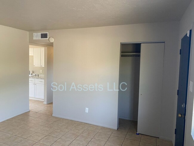 Building Photo - 3 Bed, 1 Bath Family Home Near UNM and the...