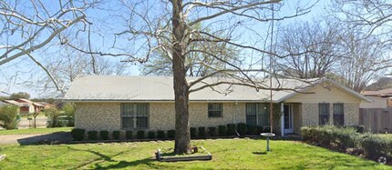 Building Photo - Remodeled 3 Bedroom, 2 Bath Home with 2-Ca...