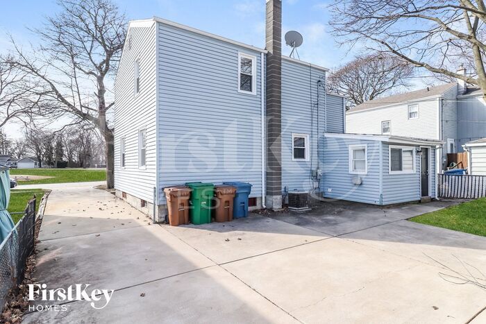 Building Photo - 112 W Glenlake Ave