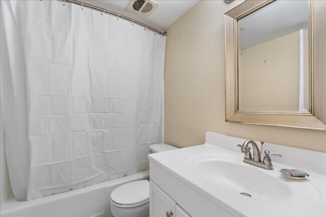 Building Photo - Beautifully updated 2 bed/2 bath located c...