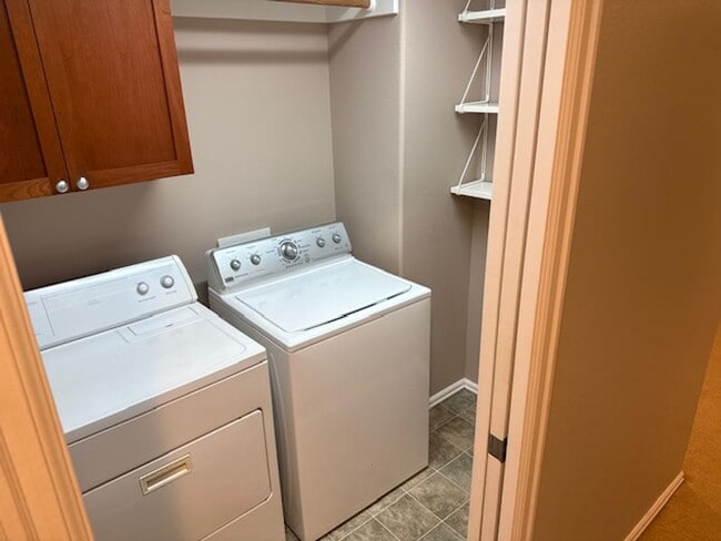 Building Photo - Quiet Neighborhood 4 bed + Office 2.5 Bath