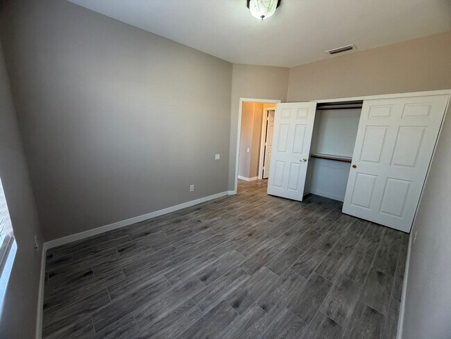Building Photo - UPDATED BEAUTY IN GARDEN LAKES