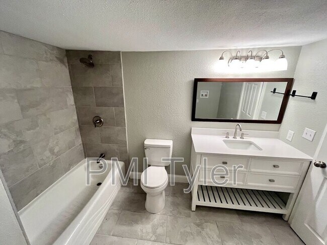 Building Photo - 223 Sunray St