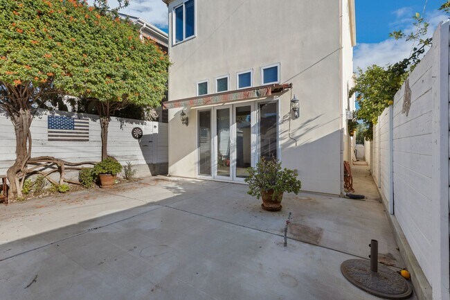 Building Photo - 3-bedroom 3.5 Coronado Village home near schools