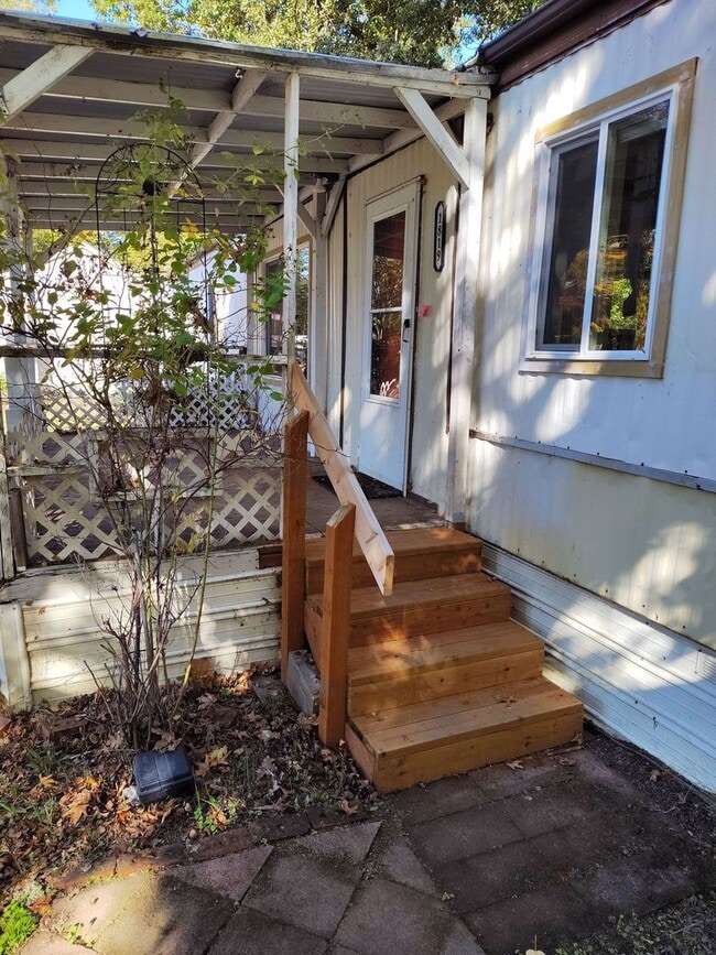 Building Photo - 1819 Green Siding Rd