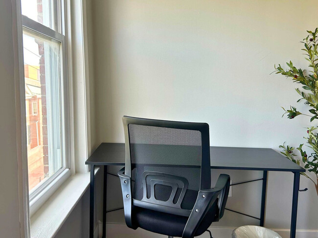 Building Photo - 128 Bainbridge St