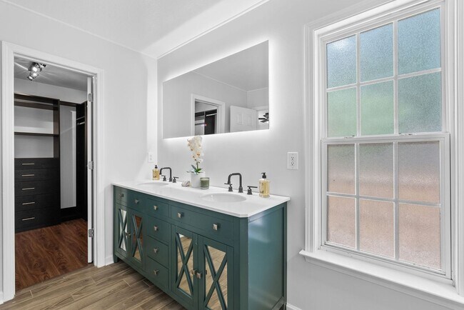 Building Photo - Forest Park