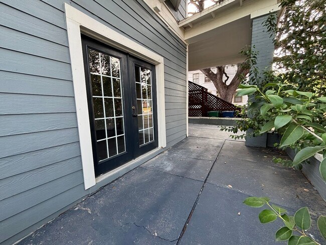 Building Photo - 1Bd/1Bth Historic Apartment off Broadway –...