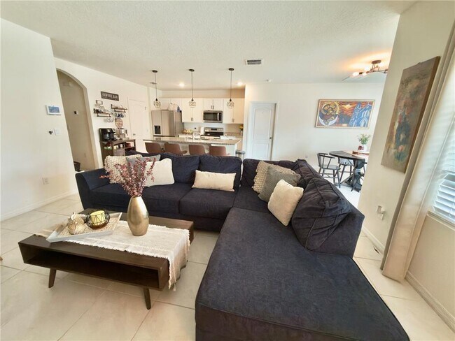 Building Photo - 512 Lily Ln