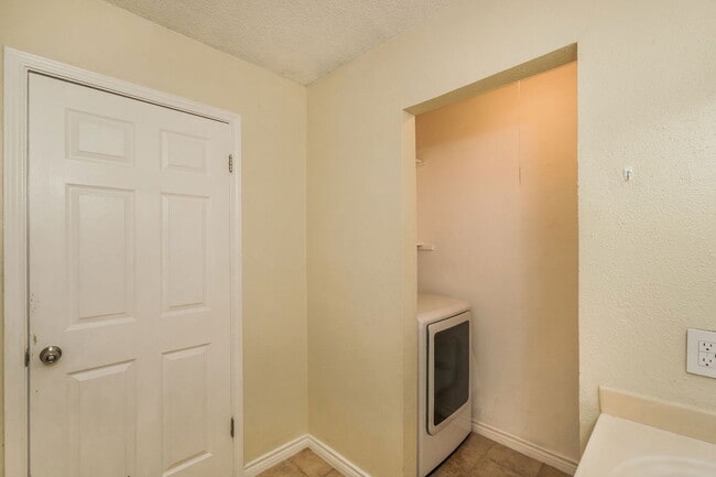 Building Photo - 10059 Birch Field Dr