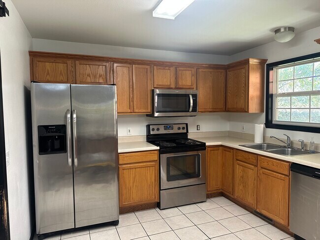 Building Photo - 647 S Hazelnut Ave