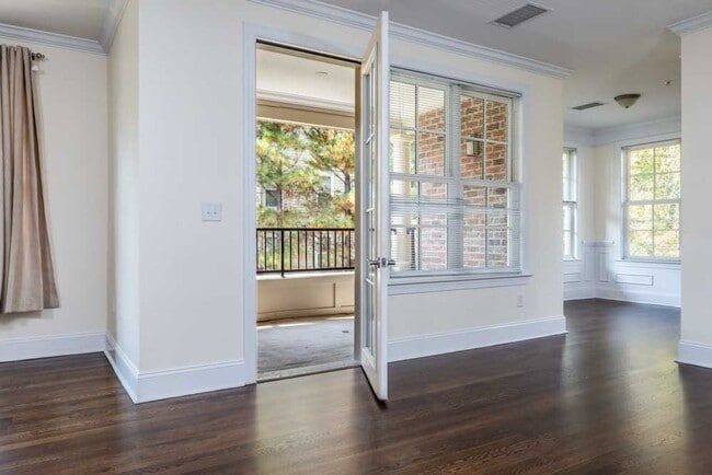 Building Photo - The BEST North Hills Condo!