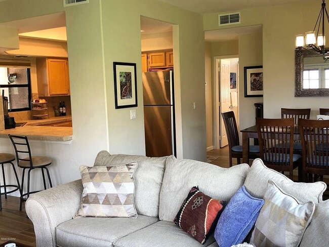 Building Photo - 6655 N Canyon Crest Dr