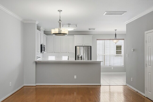 Building Photo - "Chic Urban Living: Spacious 2-Bed, 2-Bath Townhouse in Houston's Heart!"