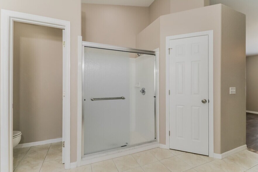 Building Photo - 7742 Ashford Dr