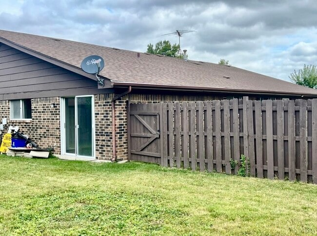 Building Photo - 1215 Fulton Dr
