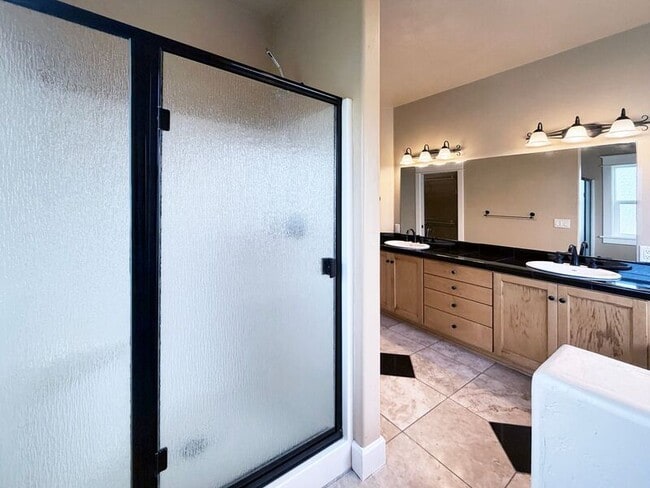 Building Photo - 520 Honeysuckle Ln