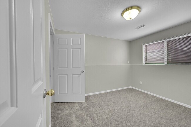 Building Photo - $2,445, 4 bed, 2.5 bath, located in Englewood