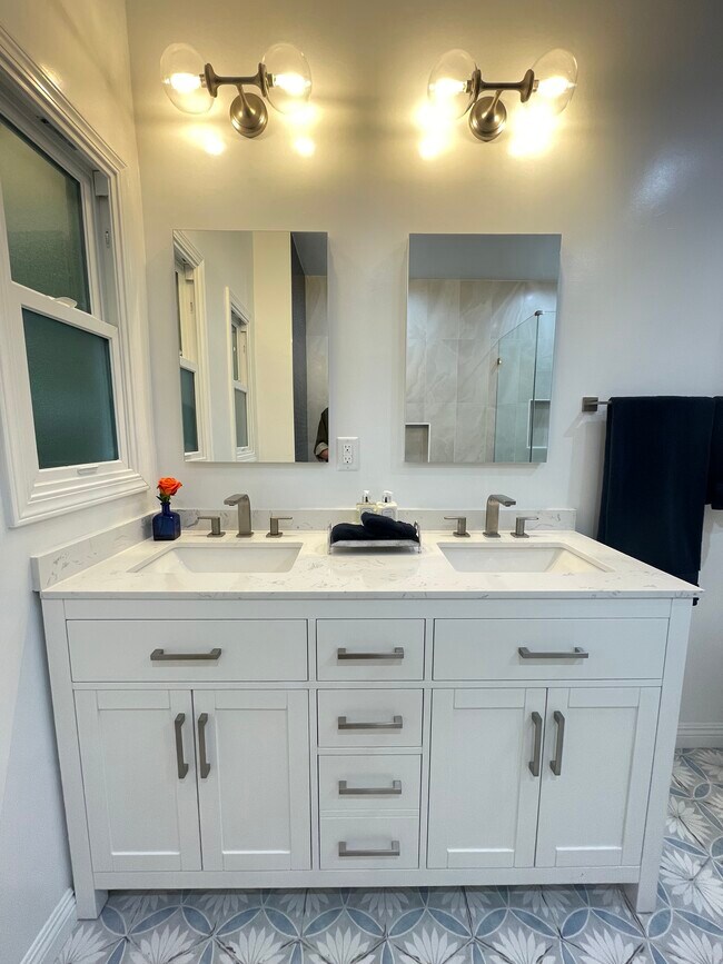 Building Photo - 601 S Sweetzer Ave