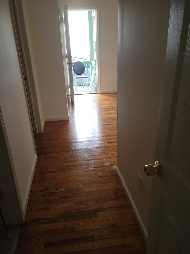 Building Photo - 102 11th Ave W