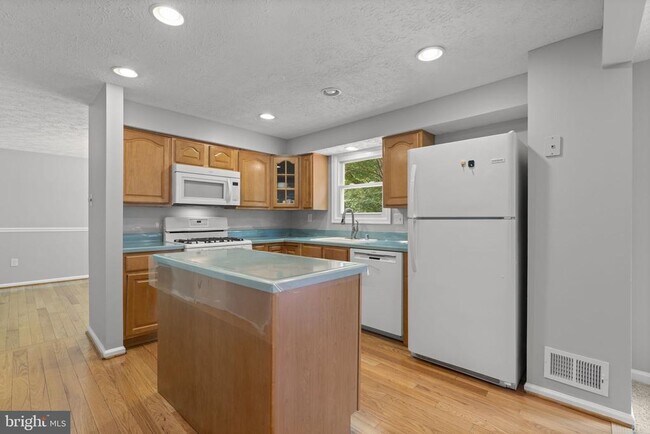 Building Photo - 8428 Braddock Way