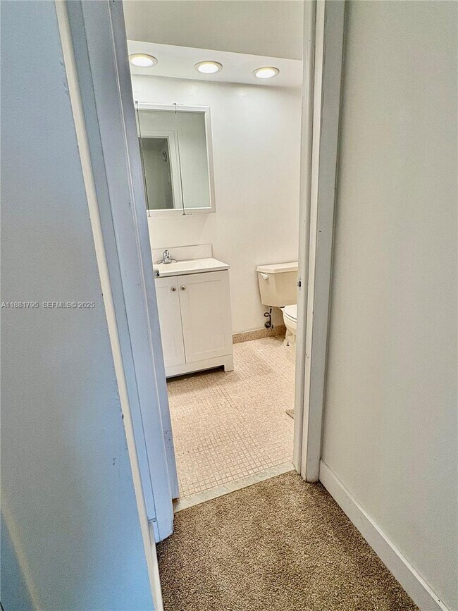 Building Photo - 300 Golden Isles Dr