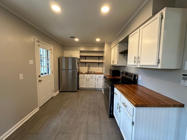 Building Photo - Gated Parking! Huge Backyard! Corner Lot! ...